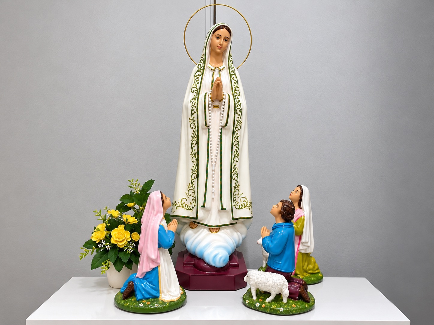 Imagem de Nossa Senhora de Fátima com os três pastorinhos